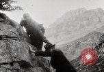 Standbild Stadt Menschen Klettern Western United States USA, 1919, aus Sekunde 38 historischem Filmmaterial Videoclip 65675025422
