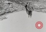 Standbild Stadt Menschen Klettern Western United States USA, 1919, aus Sekunde 53 historischem Filmmaterial Videoclip 65675025422