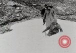 Standbild Stadt Menschen Klettern Western United States USA, 1919, aus Sekunde 54 historischem Filmmaterial Videoclip 65675025422
