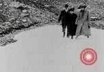 Standbild Stadt Menschen Klettern Western United States USA, 1919, aus Sekunde 55 historischem Filmmaterial Videoclip 65675025422