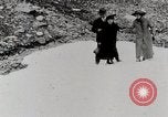 Standbild Stadt Menschen Klettern Western United States USA, 1919, aus Sekunde 56 historischem Filmmaterial Videoclip 65675025422
