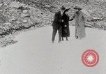 Standbild Stadt Menschen Klettern Western United States USA, 1919, aus Sekunde 57 historischem Filmmaterial Videoclip 65675025422