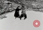 Standbild Stadt Menschen Klettern Western United States USA, 1919, aus Sekunde 59 historischem Filmmaterial Videoclip 65675025422