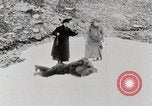Standbild Stadt Menschen Klettern Western United States USA, 1919, aus Sekunde 61 historischem Filmmaterial Videoclip 65675025422