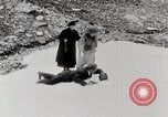 Standbild Stadt Menschen Klettern Western United States USA, 1919, aus Sekunde 62 historischem Filmmaterial Videoclip 65675025422