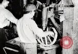 Image ligne d'assemblage de fabrication des roues de voiture Detroit Michigan USA, 1919, de la seconde 3 séquences d'archives historiques vidéo 65675025427