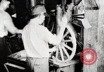 Image ligne d'assemblage de fabrication des roues de voiture Detroit Michigan USA, 1919, de la seconde 5 séquences d'archives historiques vidéo 65675025427