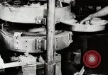 Image ligne d'assemblage de fabrication des roues de voiture Detroit Michigan USA, 1919, de la seconde 39 séquences d'archives historiques vidéo 65675025427