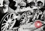 Image ligne d'assemblage de fabrication des roues de voiture Detroit Michigan USA, 1919, de la seconde 45 séquences d'archives historiques vidéo 65675025427