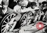 Image ligne d'assemblage de fabrication des roues de voiture Detroit Michigan USA, 1919, de la seconde 46 séquences d'archives historiques vidéo 65675025427