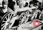 Image ligne d'assemblage de fabrication des roues de voiture Detroit Michigan USA, 1919, de la seconde 47 séquences d'archives historiques vidéo 65675025427
