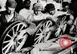 Image ligne d'assemblage de fabrication des roues de voiture Detroit Michigan USA, 1919, de la seconde 48 séquences d'archives historiques vidéo 65675025427
