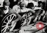 Image ligne d'assemblage de fabrication des roues de voiture Detroit Michigan USA, 1919, de la seconde 49 séquences d'archives historiques vidéo 65675025427