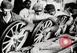Image ligne d'assemblage de fabrication des roues de voiture Detroit Michigan USA, 1919, de la seconde 50 séquences d'archives historiques vidéo 65675025427
