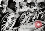 Image ligne d'assemblage de fabrication des roues de voiture Detroit Michigan USA, 1919, de la seconde 51 séquences d'archives historiques vidéo 65675025427