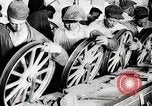 Image ligne d'assemblage de fabrication des roues de voiture Detroit Michigan USA, 1919, de la seconde 52 séquences d'archives historiques vidéo 65675025427