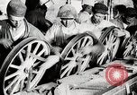 Image ligne d'assemblage de fabrication des roues de voiture Detroit Michigan USA, 1919, de la seconde 53 séquences d'archives historiques vidéo 65675025427