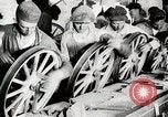 Image ligne d'assemblage de fabrication des roues de voiture Detroit Michigan USA, 1919, de la seconde 54 séquences d'archives historiques vidéo 65675025427