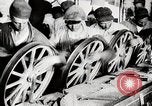 Image ligne d'assemblage de fabrication des roues de voiture Detroit Michigan USA, 1919, de la seconde 55 séquences d'archives historiques vidéo 65675025427