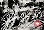 Image ligne d'assemblage de fabrication des roues de voiture Detroit Michigan USA, 1919, de la seconde 56 séquences d'archives historiques vidéo 65675025427