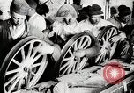 Image ligne d'assemblage de fabrication des roues de voiture Detroit Michigan USA, 1919, de la seconde 57 séquences d'archives historiques vidéo 65675025427