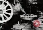 Image ligne d'assemblage de fabrication des roues de voiture Detroit Michigan USA, 1919, de la seconde 59 séquences d'archives historiques vidéo 65675025427