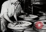 Image ligne d'assemblage de fabrication des roues de voiture Detroit Michigan USA, 1919, de la seconde 62 séquences d'archives historiques vidéo 65675025427