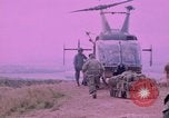 Standbild vier US-Polizisten Sicherheit Phu Cat Vietnam, 1968, aus Sekunde 17 historischem Filmmaterial Videoclip 65675025465