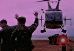 Standbild vier US-Polizisten Sicherheit Phu Cat Vietnam, 1968, aus Sekunde 24 historischem Filmmaterial Videoclip 65675025465