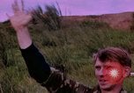 Standbild vier US-Polizisten Sicherheit Phu Cat Vietnam, 1968, aus Sekunde 34 historischem Filmmaterial Videoclip 65675025465