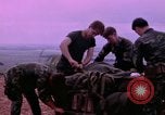Standbild vier US-Polizisten Sicherheit Phu Cat Vietnam, 1968, aus Sekunde 37 historischem Filmmaterial Videoclip 65675025465