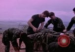 Standbild vier US-Polizisten Sicherheit Phu Cat Vietnam, 1968, aus Sekunde 38 historischem Filmmaterial Videoclip 65675025465