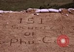 Image serveurs la Croix-Rouge le dîner de Noël Phu Cat Vietnam, 1968, de la seconde 7 séquences d'archives historiques vidéo 65675025466