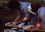 Image serveurs la Croix-Rouge le dîner de Noël Phu Cat Vietnam, 1968, de la seconde 16 séquences d'archives historiques vidéo 65675025466