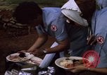 Image serveurs la Croix-Rouge le dîner de Noël Phu Cat Vietnam, 1968, de la seconde 17 séquences d'archives historiques vidéo 65675025466