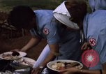 Image serveurs la Croix-Rouge le dîner de Noël Phu Cat Vietnam, 1968, de la seconde 18 séquences d'archives historiques vidéo 65675025466