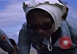 Image serveurs la Croix-Rouge le dîner de Noël Phu Cat Vietnam, 1968, de la seconde 21 séquences d'archives historiques vidéo 65675025466