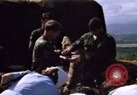Image serveurs la Croix-Rouge le dîner de Noël Phu Cat Vietnam, 1968, de la seconde 27 séquences d'archives historiques vidéo 65675025466