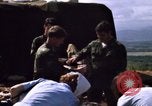 Image serveurs la Croix-Rouge le dîner de Noël Phu Cat Vietnam, 1968, de la seconde 28 séquences d'archives historiques vidéo 65675025466