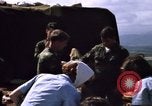 Image serveurs la Croix-Rouge le dîner de Noël Phu Cat Vietnam, 1968, de la seconde 29 séquences d'archives historiques vidéo 65675025466