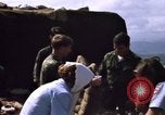 Image serveurs la Croix-Rouge le dîner de Noël Phu Cat Vietnam, 1968, de la seconde 30 séquences d'archives historiques vidéo 65675025466