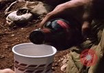 Image serveurs la Croix-Rouge le dîner de Noël Phu Cat Vietnam, 1968, de la seconde 31 séquences d'archives historiques vidéo 65675025466