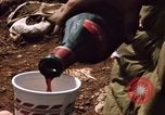 Image serveurs la Croix-Rouge le dîner de Noël Phu Cat Vietnam, 1968, de la seconde 32 séquences d'archives historiques vidéo 65675025466