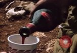 Image serveurs la Croix-Rouge le dîner de Noël Phu Cat Vietnam, 1968, de la seconde 33 séquences d'archives historiques vidéo 65675025466