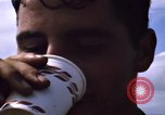 Image serveurs la Croix-Rouge le dîner de Noël Phu Cat Vietnam, 1968, de la seconde 37 séquences d'archives historiques vidéo 65675025466