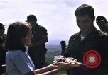 Image serveurs la Croix-Rouge le dîner de Noël Phu Cat Vietnam, 1968, de la seconde 45 séquences d'archives historiques vidéo 65675025466