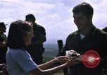 Image serveurs la Croix-Rouge le dîner de Noël Phu Cat Vietnam, 1968, de la seconde 46 séquences d'archives historiques vidéo 65675025466