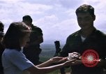 Image serveurs la Croix-Rouge le dîner de Noël Phu Cat Vietnam, 1968, de la seconde 47 séquences d'archives historiques vidéo 65675025466