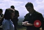 Image serveurs la Croix-Rouge le dîner de Noël Phu Cat Vietnam, 1968, de la seconde 48 séquences d'archives historiques vidéo 65675025466