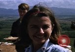 Image serveurs la Croix-Rouge le dîner de Noël Phu Cat Vietnam, 1968, de la seconde 52 séquences d'archives historiques vidéo 65675025466